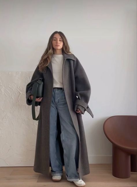 Jeans With Long Coat Outfit, Classy Outfits University, Long Coat Outfit Aesthetic, Oversized Work Outfit, Long Gray Coat Outfit, Simple Looks Outfit, Autumn Jeans Outfits, Grey Monochromatic Outfit, Gray Coat Outfit