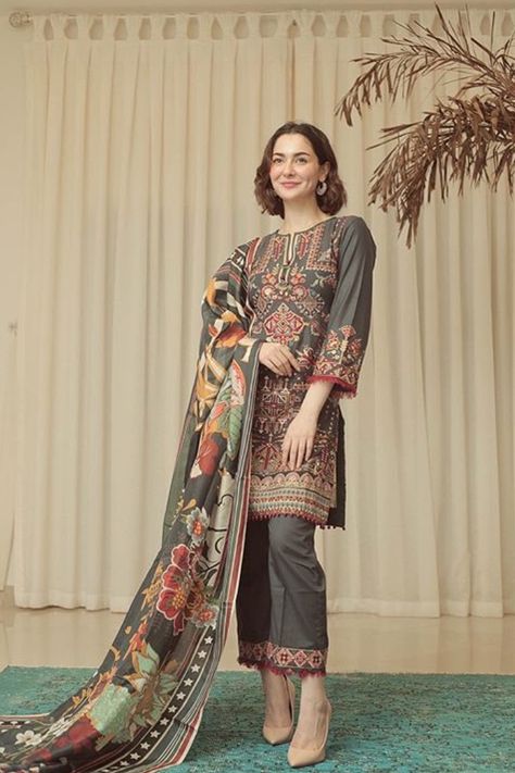 🍁🍁 Designer Winter Dresses, Hania Amir, Kameez Designs, Pakistani Fashion Casual, Gaun Fashion, Pakistani Fancy Dresses, Pakistani Fashion Party Wear, Fashion Corner, Salwar Kamiz