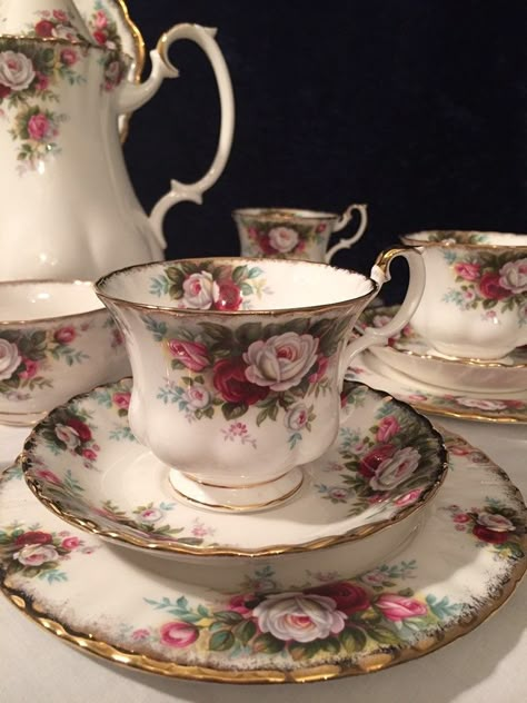 Antique Tea Sets, Fine China Dinnerware, Teacup Crafts, Large Cake, Novelty Teapots, Vintage Tea Sets, Provincial Furniture, Royal Albert China, Cake Serving