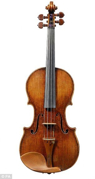 Stradivarius Violin, Violin Photography, Antonio Stradivari, Beautiful Instruments, Cool Violins, Gretsch Drums, Violin Makers, Violin Art, Tree Textures