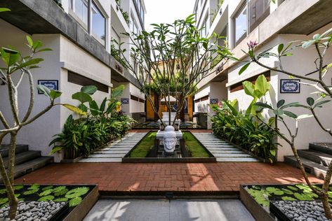 Villas are Rooted to a Central-Courtyard or the ‘Living Pavilion’ | Ankit Prabhudessai - The Architects Diary Aesthetic Garden Ideas, Balcony Landscaping, House Garden Design, Garden Veranda, Patio Gardens, Outdoor Garden Ideas, Terraced Landscaping, Indoor Courtyard, Atrium Design