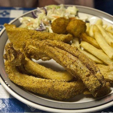 Arkansans prepare freshwater BUFFALO FISH by deep-frying the gamey, flaky meat, which is streaked with dark fat, when it’s still attached to its long, cartilaginous bones. They often serve platters of the individual ribs alongside french fries and hushpuppies, At Little Rock’s Lassis Inn, fried buffalo fish has been a menu staple for about a century. This is one of the state’s oldest restaurants, opening sometime between 1905 and 1931 the Lassis was a gathering place for African-Americans during Buffalo Fish, Buffalo Ribs, Seafood Board, Rock Restaurant, Southern Usa, Home Cooking Recipes, Fried Catfish, Regional Food, Amazing Food Decoration