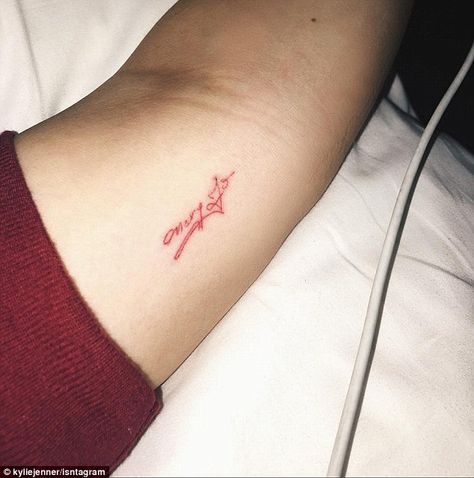 Up close: Kylie Jenner posted this shot of her new tattoo on Tuesday. It reads Mary Jo - her grandmother's name - written in in her grandfather's handwriting Best Celebrity Tattoos, Kylie Jenner's Tattoos, Hidden Tattoos, Red Tattoo, O Tattoo, Red Ink Tattoos, Latest Tattoos, Red Tattoos, Cool Small Tattoos