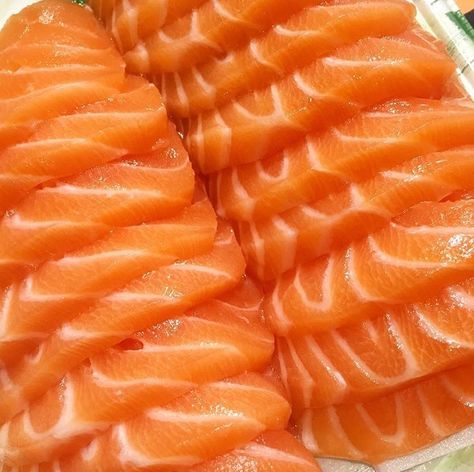 Salmon Sashimi Aesthetic, Sashimi Aesthetic, Fairy Food, Raw Salmon, Sushi Love, Salmon Sashimi, Salmon Sushi, Food Drinks Dessert, Fruit Smoothie Recipes