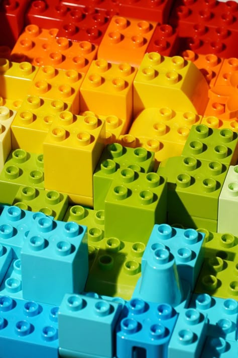 Inarrêtable, le célèbre fabricant de jouets LEGO poursuit son élan sur le chemin de l’innovation et de la créativité. Cette fois-ci, la société opère un retour majeur aux sources avec la mise en vente d’une collection unique de meubles en bois. LEGO oblige, il ne s’agit pas de n’importe quel meuble. À l’image des jeux de construction de la marque, les étagères et les boîtes à tiroir en bois de qualité peuvent s’emboîter ! #LEGO #meubles #bois #jouets Lego Night, Concrete Nouns, Lego Dots, Free Lego, Construction Lego, Lego Photo, Cube Toy, Plastic Industry, Background Pics