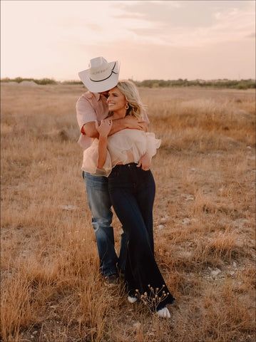 Western Engagement Outfits Women, Country Couple Photos, Photoshoot Western, Western Engagement Pictures, Young Couples Photography, Western Couple Photoshoot, Country Couple Pictures, Country Engagement Pictures, Fall Couple Photos