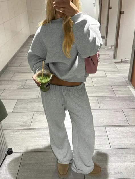 2 piece women's sweat set with longsleeve crewneck sweatshirt and wide leg sweatpants. Super cozy oversized fit perfect for fall or winter weather. Class Fits, Sweatpants Outfit Ideas, Sweatpants Outfits, Clean Fits, Airport Fits, Uni Fits, Skandinavian Fashion, Sweatpants Outfit, Autumn Fits