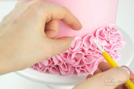 How to add ruffles onto your cakes - video tutorial by Cakes by Lynz Ruffle Cake Tutorial, Fondant Ruffles, Ballet Cakes, Fondant Techniques, Petal Cake, Cake Techniques, Ballerina Cakes, Vanilla Sponge Cake, Cake Tips