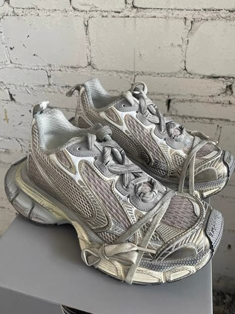 Dirty Shoes, Light Running Shoes, Trendy Womens Shoes, Balenciaga Sneakers, Shoe Wishlist, Dad Shoes, Shoes Spring, Women's Running Shoes, Balenciaga Shoes