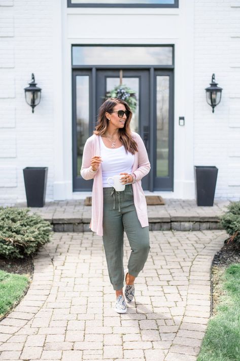 Stylish Mom Outfits, Mom Outfits Spring, Spring Staples, Summer Outfits For Moms, Stylish Mom, Pink Cardigan, Spring Outfits Women, Athleisure Outfits, Fashion Over 40