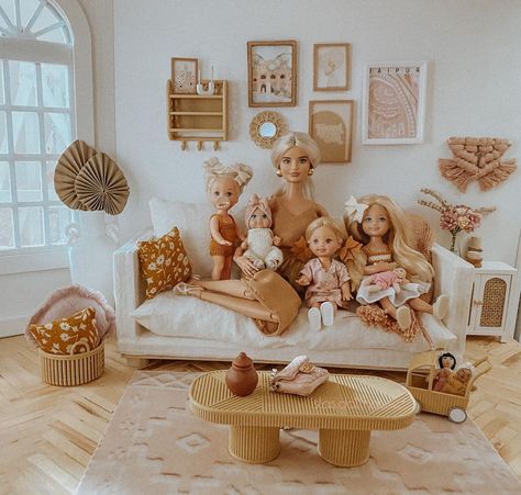 Barbie Doll Family Photos, Barbie Family Photos, Barbie Grew, Barbie Poses, Sims People, Barbie Lifestyle, Realistic Barbie, Barbie Happy Family, Diy Barbie House