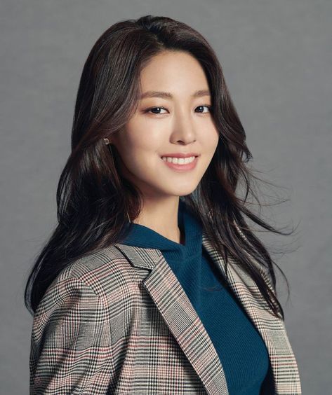 Cv Picture, Corporate Headshot Poses, Corporate Headshots Women, Business Headshots Women, Business Portraits Woman, Professional Profile Pictures, Seol Hyun, Professional Headshots Women, Aoa Seolhyun