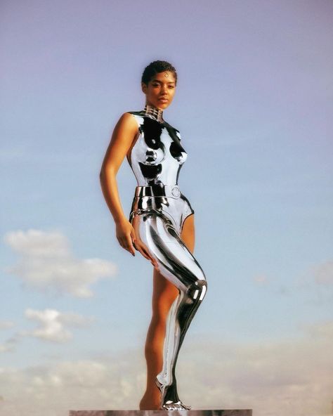 Space Fashion Futuristic, Future Fashion Futuristic, Futuristic Photoshoot, Futuristic Party, Futuristic Costume, Space Robot, Alien Costume, Space Fashion, Space Outfit