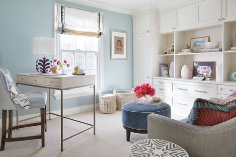 A lovely home office and woman's retreat - Fig Interiors Pale Blue Office, 70 Bedroom, Blue Guest Room, Blue Home Office, Blue Home Offices, Feminine Home Office, Modern Country Decor, Feminine Room, Styling Bookshelves