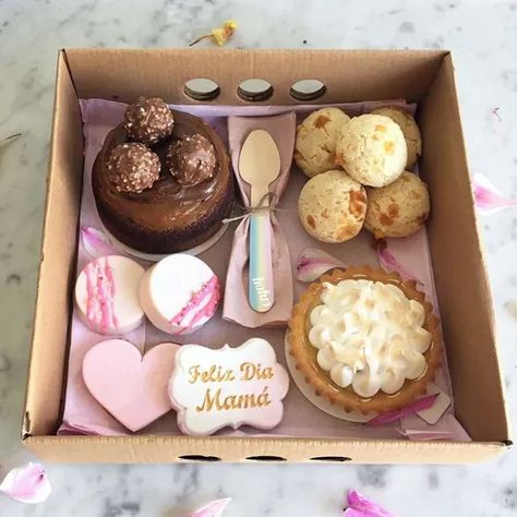 (1) Desayunos Para Enamorar | Mercado Libre Box Desayuno, Box Desayunos, Box Dulces Ideas, Box Dulces, Box Dulce, Barbie Doll Birthday Cake, Lunch Catering, Baking Logo, Dessert Boxes