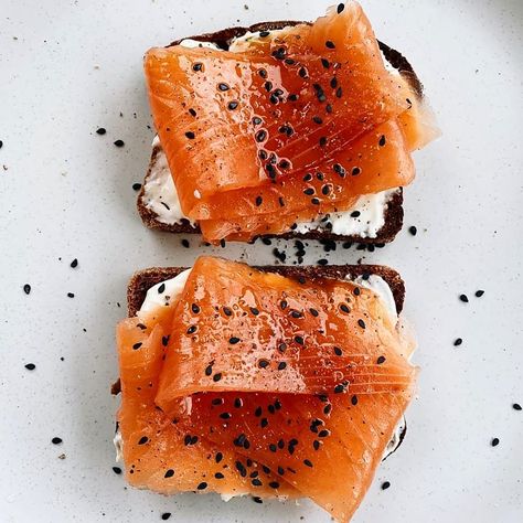 Zeynep Dinç on Instagram: “Rye toasts with lemon cream cheese, #smokedsalmon, sea salt, black sesame seeds & a drizzle of olive oil 💛 By @londonbruncher…” Homemade Rye Bread, Smoked Salmon And Cream Cheese, Breaded Salmon, Salmon And Cream Cheese, Rye Toast, Bread Toppings, Olive Oil Bread, Salmon Cream Cheese, Lemon Cream Cheese