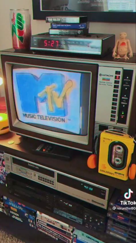 Retro Room Ideas 1980s Vintage, 80’s Tv, 1980s Room Aesthetic, 90s Game Room, 90s Living Room Aesthetic, 80s Retro Room, 90s Apartment Aesthetic, 1980s Room, 80s Basement