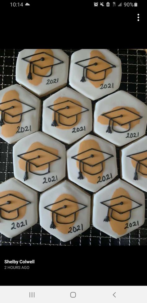 Graduation Hat Cookies Decorated, Graduation Cookies Decorated 2024, Graduation Hat Cookies, Graduation Cookies Buttercream, Easy Graduation Cookies, Black And Gold Graduation Cookies, Simple Graduation Cookies, Graduation Decorated Sugar Cookies, High School Graduation Cookies Decorated