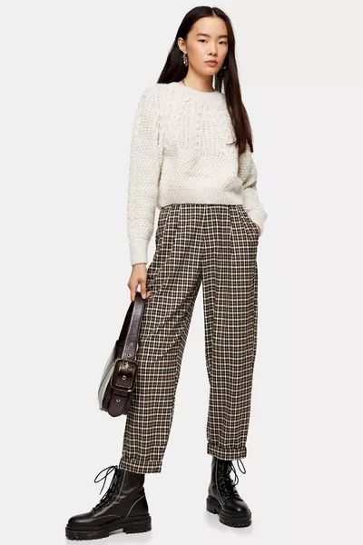 Tapered Trousers Outfit, Checked Trousers Outfit, Posh Clothing, Peg Pants, Trousers Outfit, Trouser Outfit, Checked Trousers, Legging Outfits, Tapered Trousers