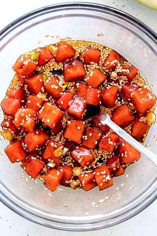 Tuna Bowls, Marinated Watermelon, Vegan Poke Bowl, Vegan Poke, Homemade Sriracha, Poke Bowl Recipe, Raw Fish, Superfood Salad, Watermelon Recipes