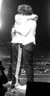 Larry Stylinson hug <3 :') Larry Hug, Princess Parking, Larry Shippers, One Direction Photos, I Believe In Love, Louis And Harry, James Horan, One Direction Pictures, Louis Williams