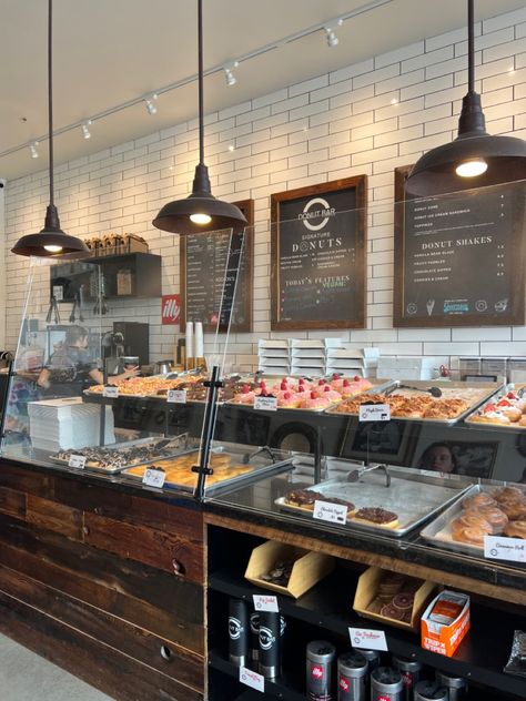 Modern Donut Shop, Donuts And Coffee Aesthetic, Doughnut Shop Aesthetic, Donut Bakery Shop, Doughnut Shop Design, Doughnut Shop Interior Design, Vintage Donut Shop, Donut Shop Ideas, Donut Shop Interior Design