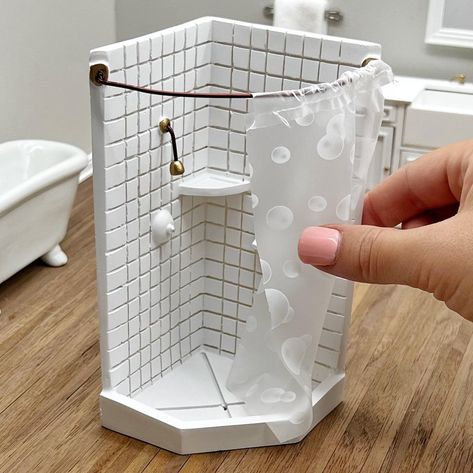 Dollhouse Miniature Open Corner Shower. Designing and decorating your scaled home has never been easier with this Dollhouse Miniature Open Corner Shower!    Miniature scenes come in all sizes. Some are big and some are quite small. Be sure to check the measurements of this item to confirm whether it will complement your miniature project. Dollhouse Diy Ideas Simple, Diy Dollhouse Design, Diy Miniature Dollhouse Accessories, Dollhouse Interior Ideas, Dollhouse Diy Ideas, Easy Diy Miniatures, Diy Dolls House Accessories, Dollhouse Painting, Dollhouse Miniatures Rooms