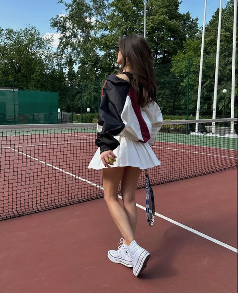 Batminton Girl Aesthetic, Badminton Aesthetic Girl, Badminton Girl Aesthetic, Badminton Aesthetic, Ball Badminton, Tennis Core, Sport Dress Outfit, Playing Badminton, High Top Converse Outfits