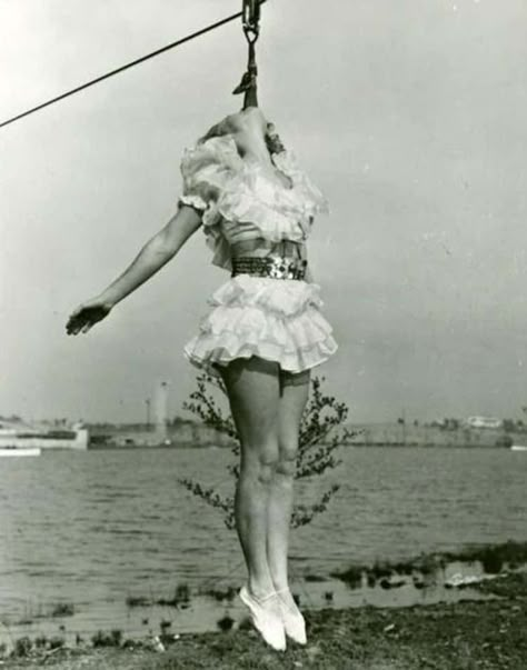 22 Insanely Creepy Vintage Circus Photos of Clowns, Freaks, and more Cabaret Goth, Scary Circus, Vintage Circus Photos, Creepy Old Photos, Circus Pictures, Disturbing Art, Creepy Circus, Aerial Circus, Old Circus