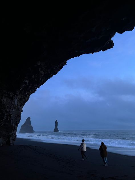 Black Beaches Iceland, Iceland Aesthetic Dark, Iceland Aesthetic Winter, Aesthetic Friend Group Photos, Reykjavik Iceland Aesthetic, Aesthetic Friends Wallpaper, Dark Sea Aesthetic, Iceland Photo Ideas, Friend Group Photos