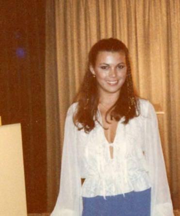 Young Vanna White 😍 Nostalgic Photos, Vanna White, High School Years, Brooke Shields, Jane Fonda, Famous Women, In High School, Game Show, Classic Beauty