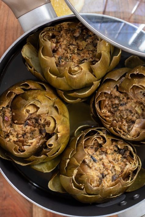 Stuffed Artichokes Italian Bread Crumbs, Stuffed Artichokes Italian, Italian Stuffed Artichokes, Italian Christmas Dinner, Stuffed Artichokes, Italian Christmas Recipes, Artichoke Recipes, Romantic Meals, Vegetarian Dinners