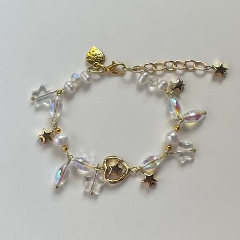 #bracelets #bead #beadedbracelets #DIY #handmade #jewelry #gemstones Chain Bracelet With Charms, Pearl Bracelet With Charm, Gold Bracelet Beads, Gold Metal Bracelet, Gold Handmade Jewelry, Diy Gold Bracelets, Gold Chain Charm Bracelet, Handmade Gold Bracelet, Gold Beaded Jewelry