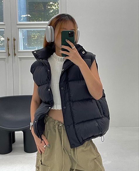 Korean Puffer Vest Outfit, Gilet Outfit Korean, How To Style Puffy Vest, Outfits With Puffy Vest, White Puffy Jacket Outfit, Oversized Puffer Vest Outfit, Puffer Vest Outfit Black, Sleeveless Puffer Jacket Outfit, Outfits Puffer Vest