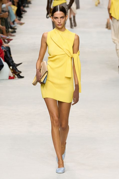 Fendi Fashion Show, Milan Fashion Week Runway, Fendi Fashion, Moda Paris, Spring Summer 2024, Mellow Yellow, Spring 2024, Fashion Week Spring, Milan Fashion Week