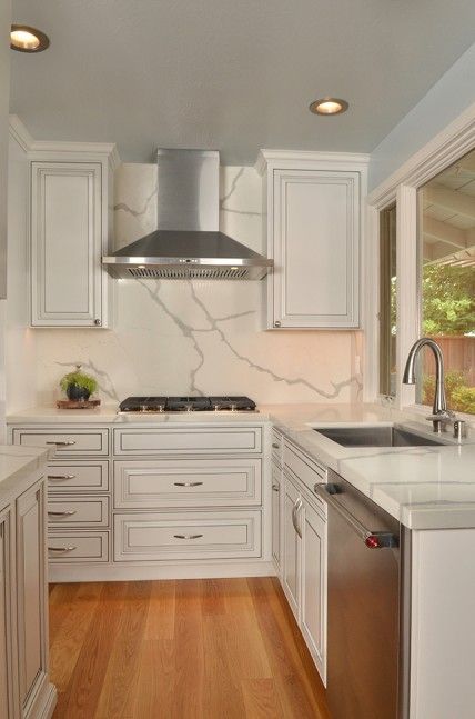 One Piece Backsplash Kitchen, Countertop Up The Wall, Solid Backsplash, Solid Backsplash Behind Stove, Solid Kitchen Backsplash, Full Granite Backsplash Kitchen, Solid Backsplash Kitchen, Granite Backsplash With Tile Above, Quartz Backsplash Behind Stove