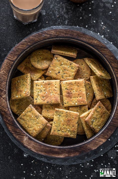 Baked Indian Snacks, Chai Indian, Savory Crackers, Mathri Recipe, Healthy Indian Snacks, Methi Recipes, Savoury Crackers, Savoury Biscuits, Fenugreek Leaves