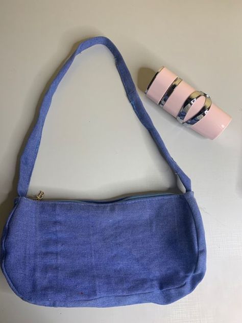 DIY BAGUETTE JEAN BAG #jeansbagdiy #jeansbagdiyfreepattern #jeansbagdiyhowtomake Diy Baguette Bag, Jeans Bag Diy, Diy Jean Bag, Jean Bag, Japanese Knot Bag, Large Hobo Bag, Slouchy Bag, Free Tote, Recycled Jeans