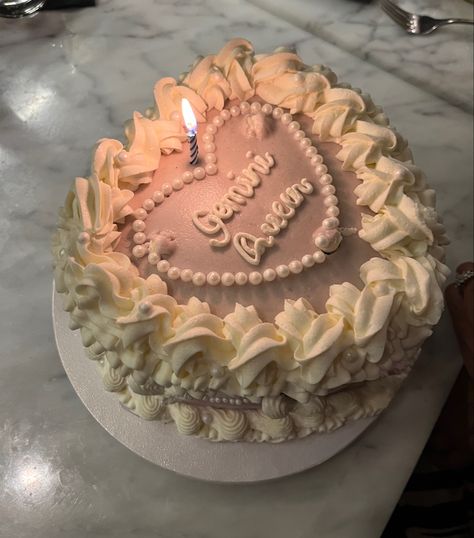 Gemini Cake Birthday, Princess Diaries Cake, Birthday Cake Gemini, Birthday Cake With Pearls, Gemini Cake Ideas, Gemini Birthday Cake, Lana Del Rey Birthday Cake, Gemini Cake, Coquette Birthday Cake