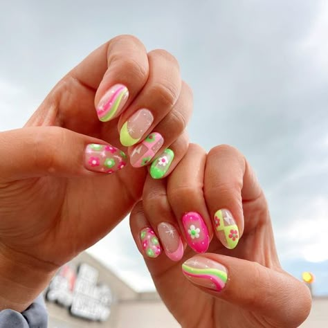 Bright Neon Nails, Neon Nail Ideas, Neon Nail Designs, Art Nail Designs, Summery Nails, Nail Polish Trends, Nail Polish Art, Cute Gel Nails, Summer Acrylic Nails