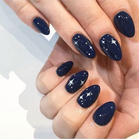 Galaxy nails, galaxy nail designs, and galaxy nail art for a gorgeous manicure Blue Christmas Nails, Nail Art Noel, Dark Blue Nails, Navy Nails, Navy Blue Nails, Witchy Nails, Galaxy Nails, Smink Inspiration, Her Nails