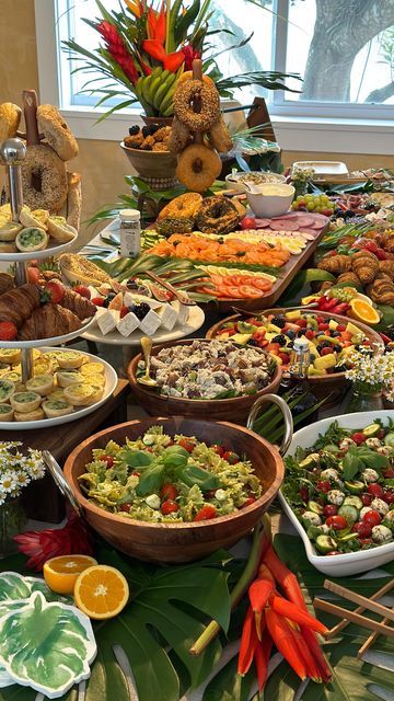 Dinner Spread Table, Bbq Spread Table, Food Spread Table, Lunch Birthday Party Food, Bridal Shower Food Lunch, Brunch Spread Ideas, Kampers Kitchen, Arab Breakfast, Bridal Shower Food Table Display