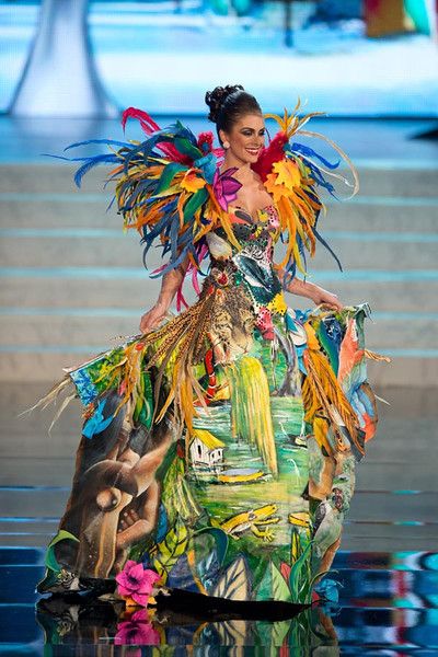 rio carnival attire - Google Search Brazil Costume, Brazil Dress, Diy Karneval, Carnival Outfit Carribean, Miss Universe National Costume, Miss Universe 2012, Carnival Booths, Diy Carnival, Female Pirate Costume