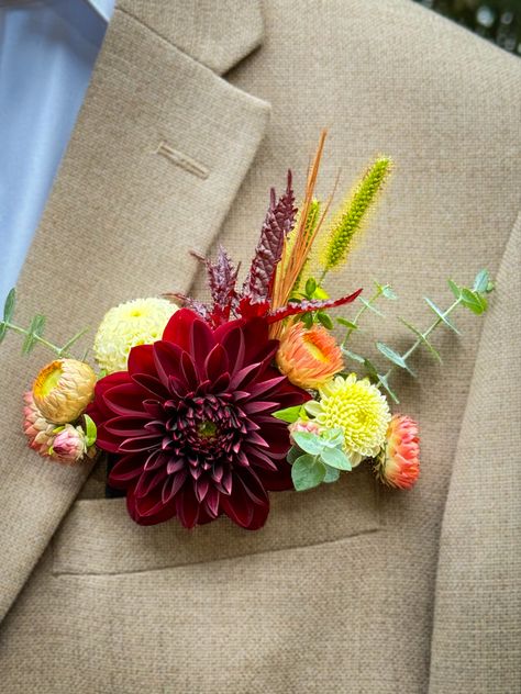 Burgundy dahlia featured in this September Annapolis groom’s pocket square. Flower Pocket Square Diy, Dahlia Boutonniere, Flower Pocket Square, Corsage Groom, Orange Boutonniere, Pink Pocket Square, Burgundy Dahlia, Annapolis Wedding, Pocket Square Wedding