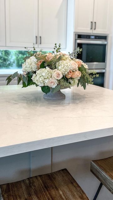 Chrissy | Design • Home Decor • Lifestyle on Instagram: "Paying hundreds for a huge arrangement isn’t ideal so let’s make it for under $60! I went to Trader Joe’s and picked up the following👇🏻 see below ✨HOW TO SHOP✨ •Comment FLORAL2 •OR, check out my Like to Know it and Amazon Storefront (link in bio) •4 bundles of hydrangea Three stems per bundle Cost: $5.99 each •2 bundles of roses One dozen per bundle Cost: $9.99 each •2 bundles of seeded eucalyptus Four stems per bundle Cost: $3 Hydrangea Bowl Centerpiece, Trader Joe’s Centerpieces, Hydrangea And Roses Arrangements, Hydrangea And Rose Arrangement, Trader Joe’s Floral Arrangements, Trader Joe’s Bouquet Diy, Trader Joes Floral Arrangements, Trader Joe’s Flower Arrangement, Trader Joes Flower Arrangements