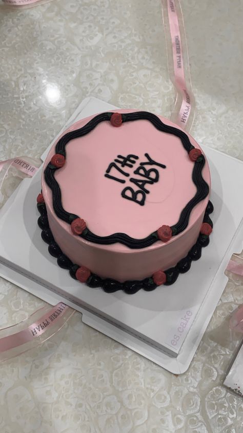 Bday Cake Writing, Pinterest Birthday Cakes Aesthetic, Tortas Astetics, Pink Black Cake, 16 Birthday Cake Ideas Funny, Black Pink Cake, 17th Birthday Cake Aesthetic, Cake 17th Birthday, 17 Bday Cake