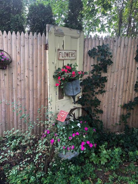 23 Best Old Door Garden Ideas To Boost Your Creativity Old Door Garden Ideas, Door Garden Ideas, Vintage Doors Repurposed, Old Door Decor, Diy Gate, Old Door Projects, Doors Outdoor, Small Garden Shed, Door Planter