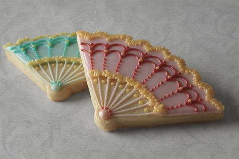 Marie Antoinette Fan Cookies for a Marie Antoinette themed party. Marie Antoinette Fan, Shaped Cookies, Pretty Cookies, Creative Cookies, Beautiful Cookies, Dessert Buffet, Cookies Decorated, Cut Out Cookies, Cute Cookies