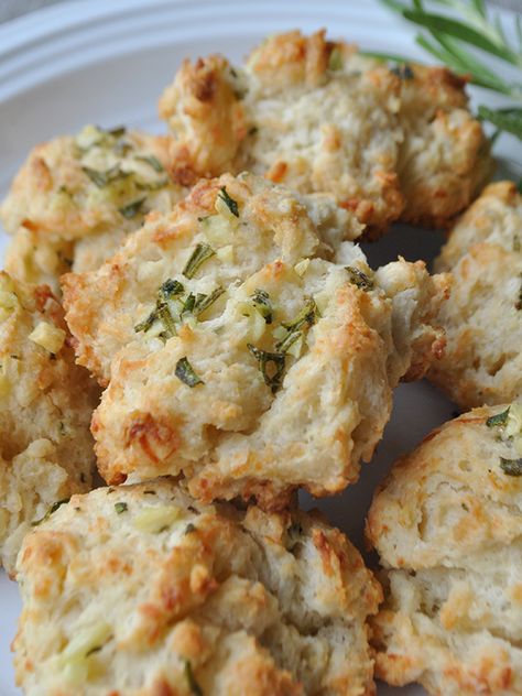 Rosemary Drop Biscuits, Garlic Drop Biscuits, Slow Cooker Bbq Pork Chops, Quick Biscuit Recipe, Rosemary Biscuits, Bbq Pork Chops, Potluck Party, Dinner Side, Slow Cooker Bbq