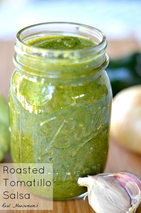 Roasted Tomatillo Salsa  is such and easy recipe that will wow your family! Green Tomatoes Salsa, Green Tomato Salsa Recipe, Green Tomato Salsa, Roasted Tomatillo Salsa, Tomato Salsa Recipe, Roasted Tomatillo, Salsa Sauce, Tomatillo Salsa, Green Salsa